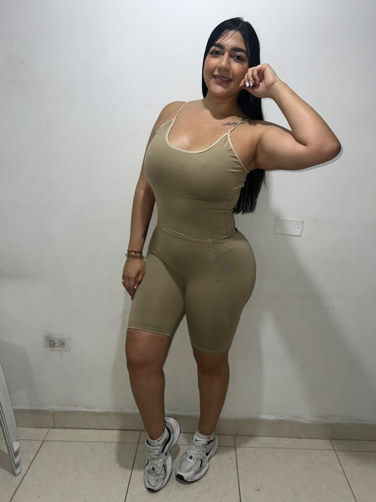 Vista frontal de la faja en tono beige con tirantes y corte a medio muslo.