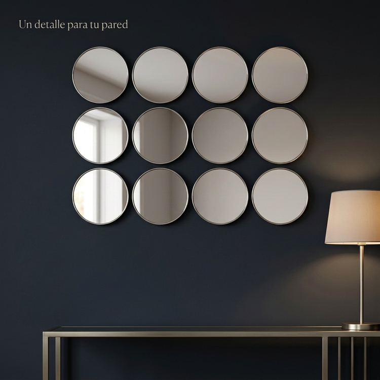 Doce espejos circulares en una pared oscura con iluminación cálida de ambiente.